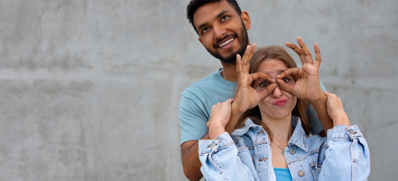 Pareja haciendo muecas Pareja pasandolo bien