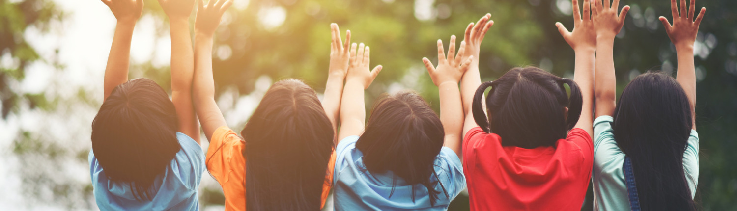 amigos jugando al sol