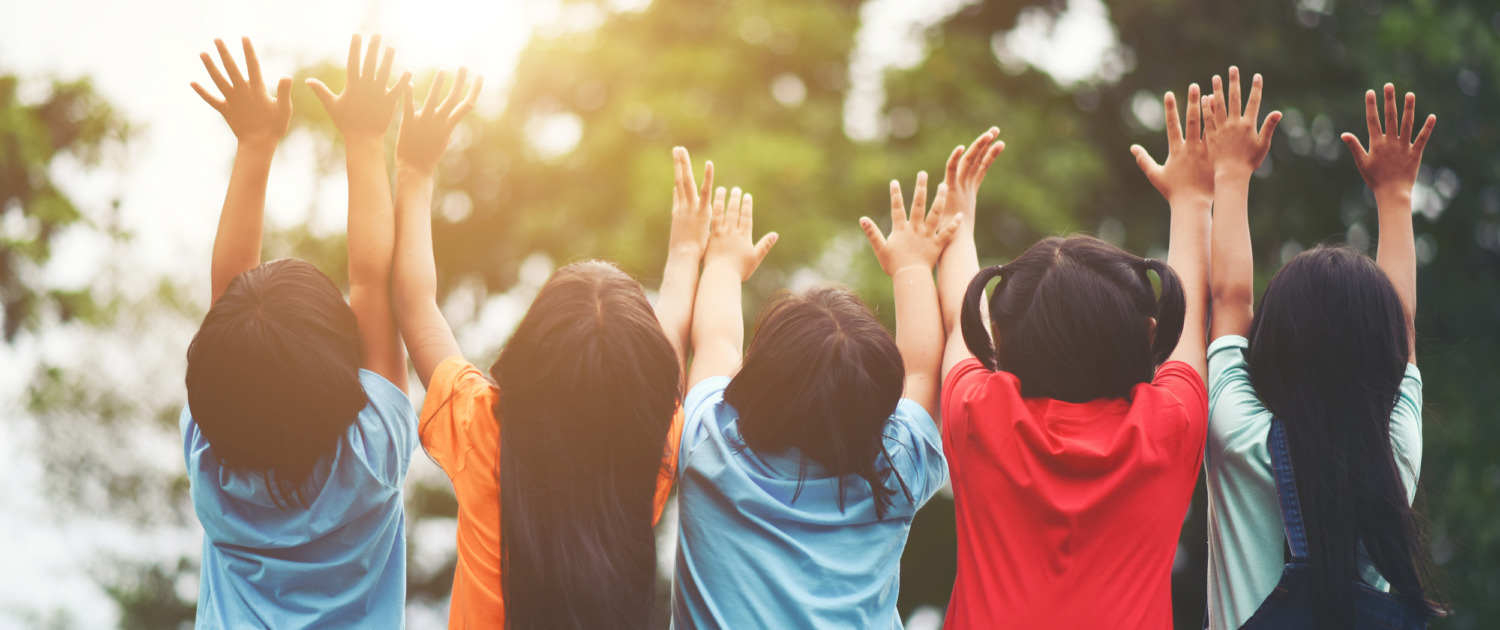 amigos jugando al sol