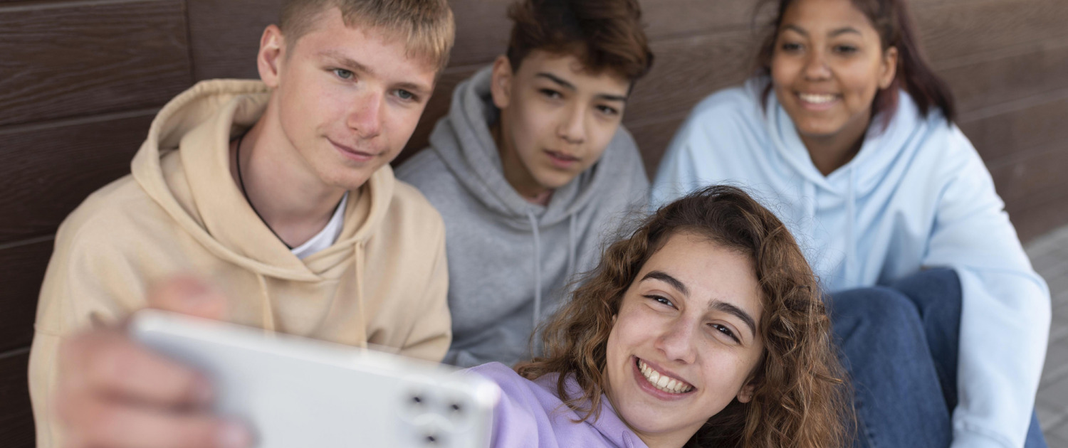 Grupo de adolescentes haciendose un selfie