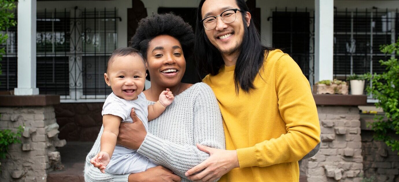Imagen de una familia diversa, ejemplo de interculturalidad y vínculos afectivos en psicología